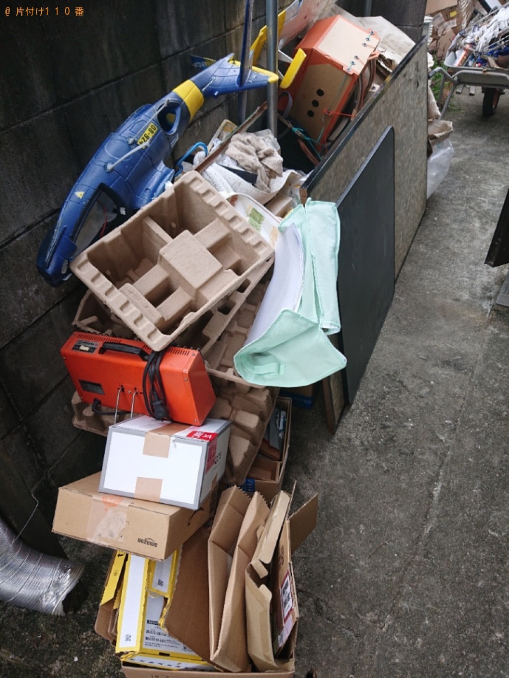 冷蔵庫、トースター、折り畳みベッド、一輪車、一般ごみ等の回収